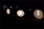 <strong><em>Virtual Color Tubes</em></strong> / 2011 Detail aus der Umkehrvariante. Lichtinstallation mit 3 fragmentierten Goethespektren, 
		3 Wasserprismen (21 x21 x 21 x 50 cm), 3 Stegen, 6 Projektoren, drei Auffangschablonen aus weißem Karton (50 x 50 x 0,6 cm), Gesamtlänge 9 m © Ingo Nussbaumer  