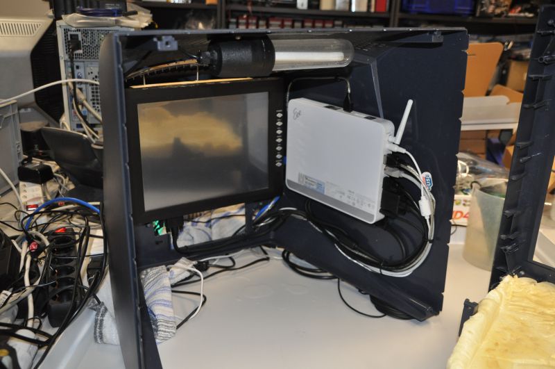 ein Aquarium und ein PC im Monitor